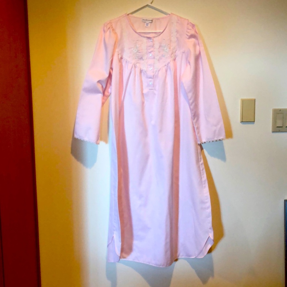Feminine Miss Elaine nightgown. Size large.